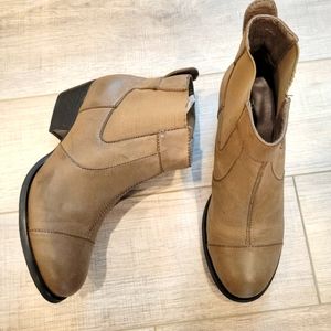 2 LIPS TOO TAN ANKLE BOOTIES SIZE 7